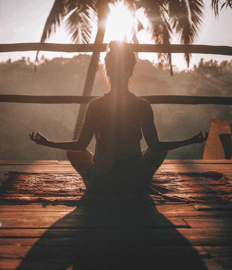 Mujer meditando al atardecer